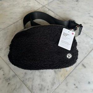 NWT Lululemon Everywhere Belt Bag *Fleece in Black